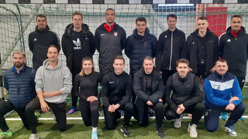 Tizenkét fő tett sikeres vizsgát a Grassroots Alap labdarúgó edzőképző tanfolyamon Pécsen